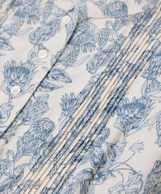 ロリードレス・グレージュ  フラワープリントのドロップショルダーワンピース