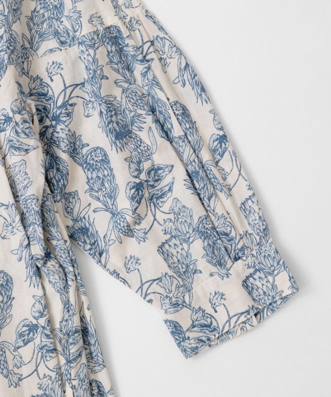 ロリードレス・グレージュ  フラワープリントのドロップショルダーワンピース