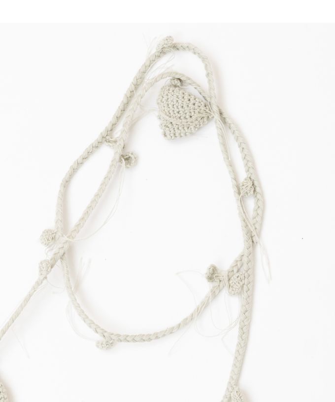 コロン　ラリエットつきの天竺ニットチュニックトップ