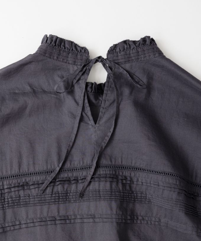 【SALE】リリアン　ランダムピンタックのハイネックブラウス