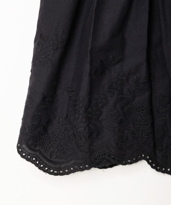 パレル・V　カットワーク刺繍レースをあしらったインナードレス