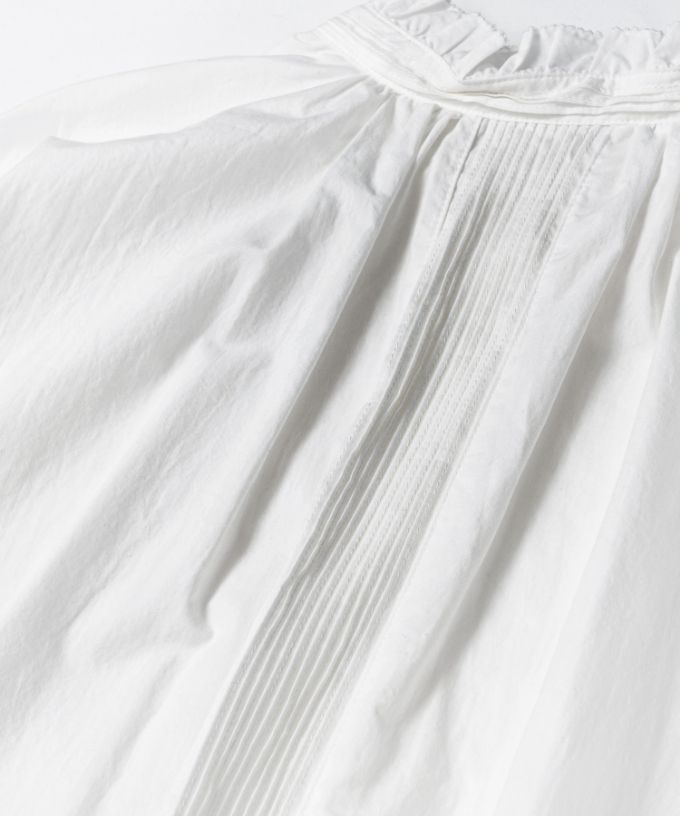 シェリー・E　コットンの立ち襟ギャザーブラウス　白