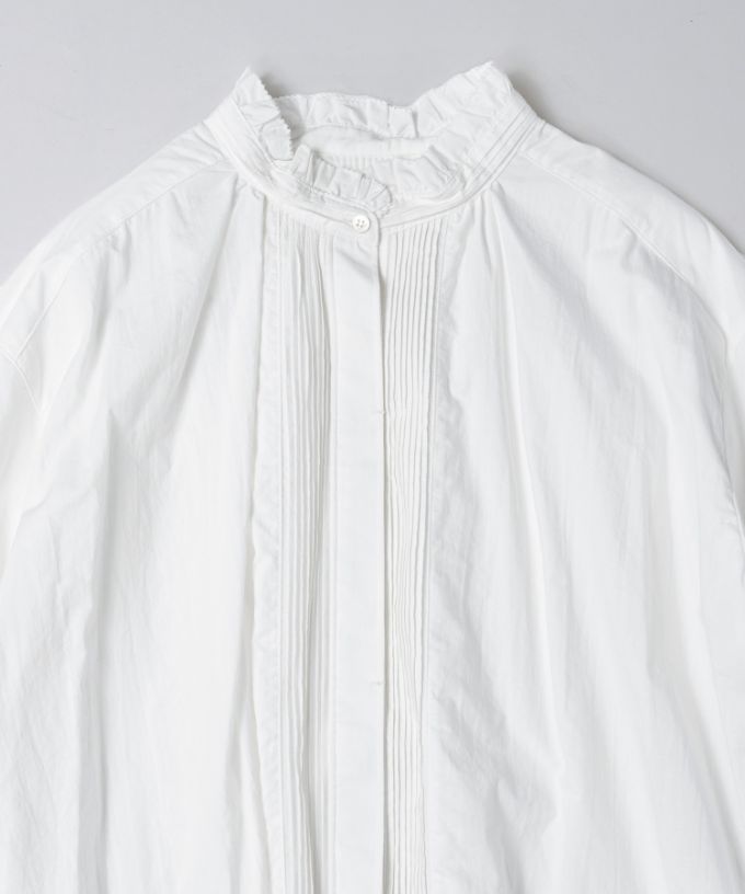 シェリー・E　コットンの立ち襟ギャザーブラウス　白