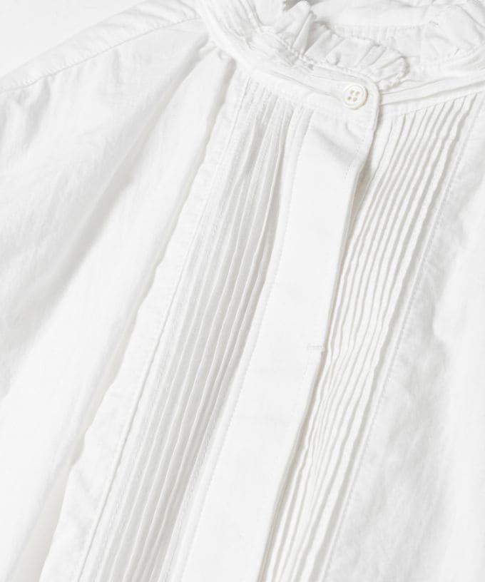 シェリー・E　コットンの立ち襟ギャザーブラウス　白