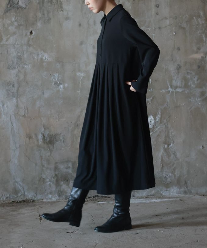 エルド［Chronicle］　長めカフスとタックのブラックドレス