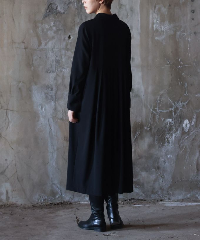 エルド［Chronicle］　長めカフスとタックのブラックドレス