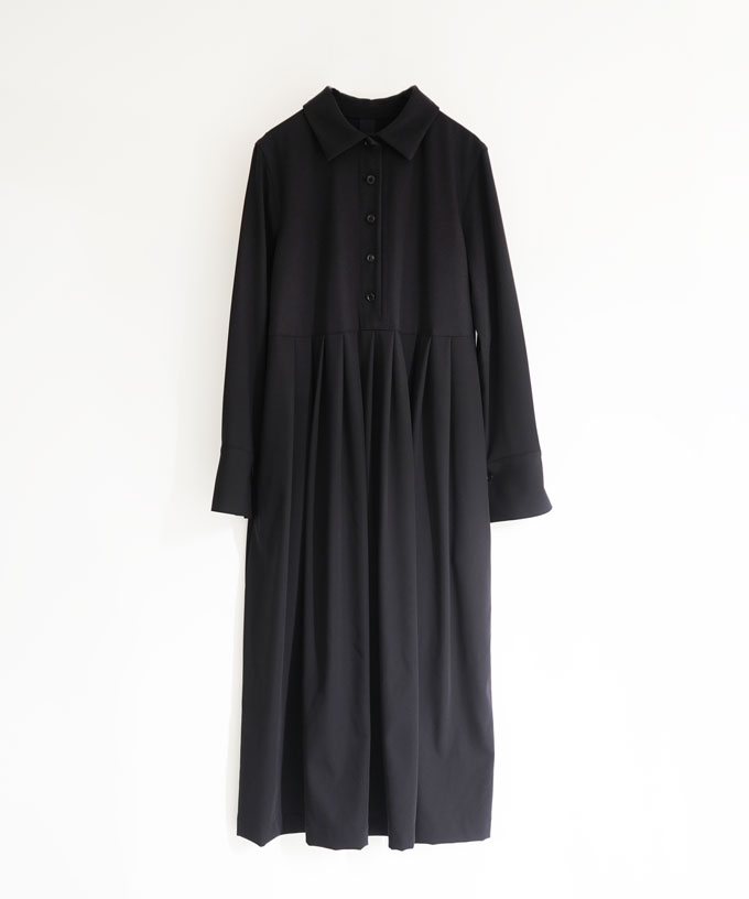 エルド［Chronicle］　長めカフスとタックのブラックドレス