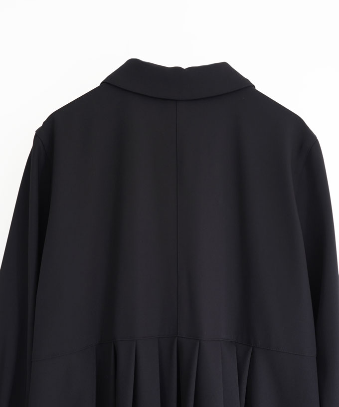 エルド［Chronicle］　長めカフスとタックのブラックドレス