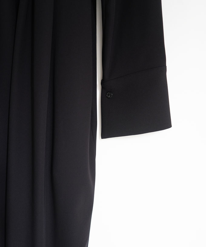 エルド［Chronicle］　長めカフスとタックのブラックドレス