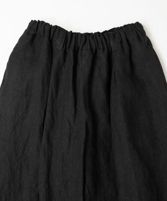 イズパンツ・D　裾ボタンのテーパードリネンパンツ