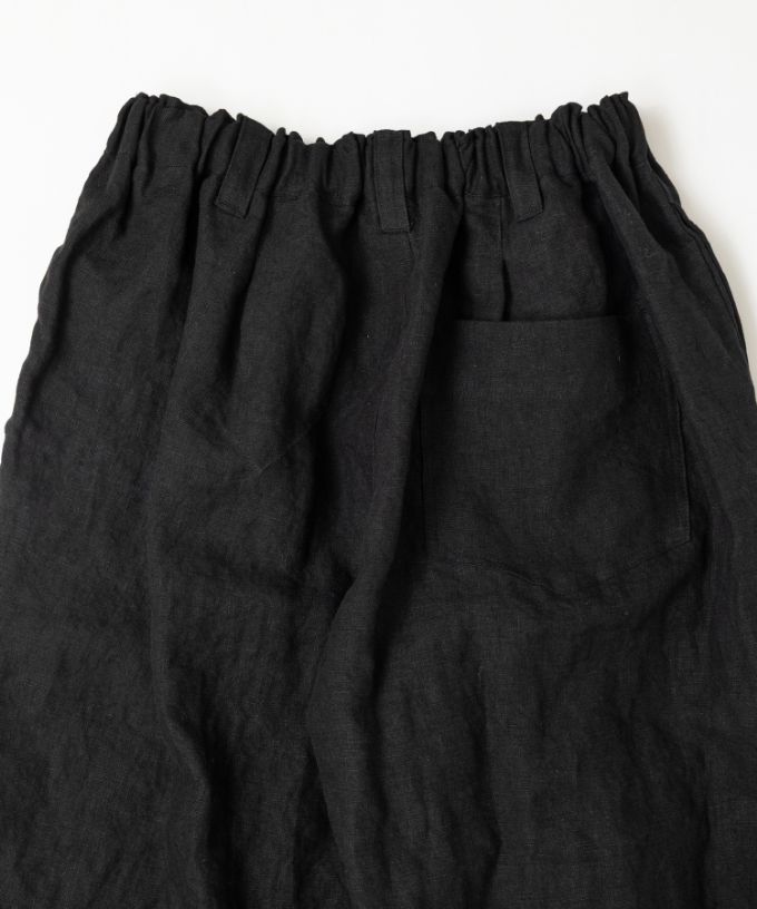 イズパンツ・D　裾ボタンのテーパードリネンパンツ