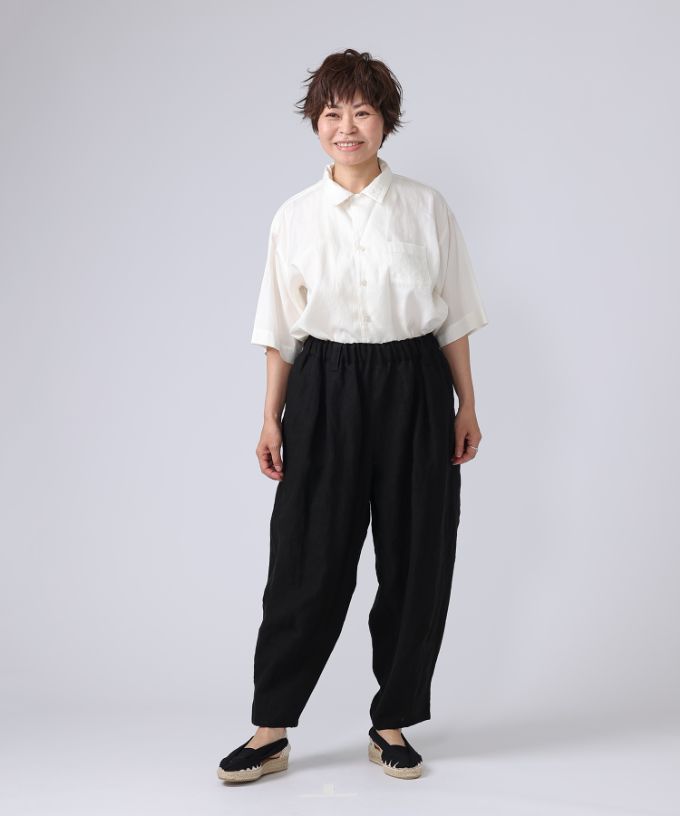 イズパンツ・D　裾ボタンのテーパードリネンパンツ