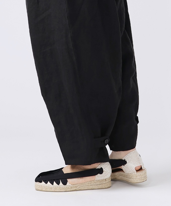 イズパンツ・D　裾ボタンのテーパードリネンパンツ