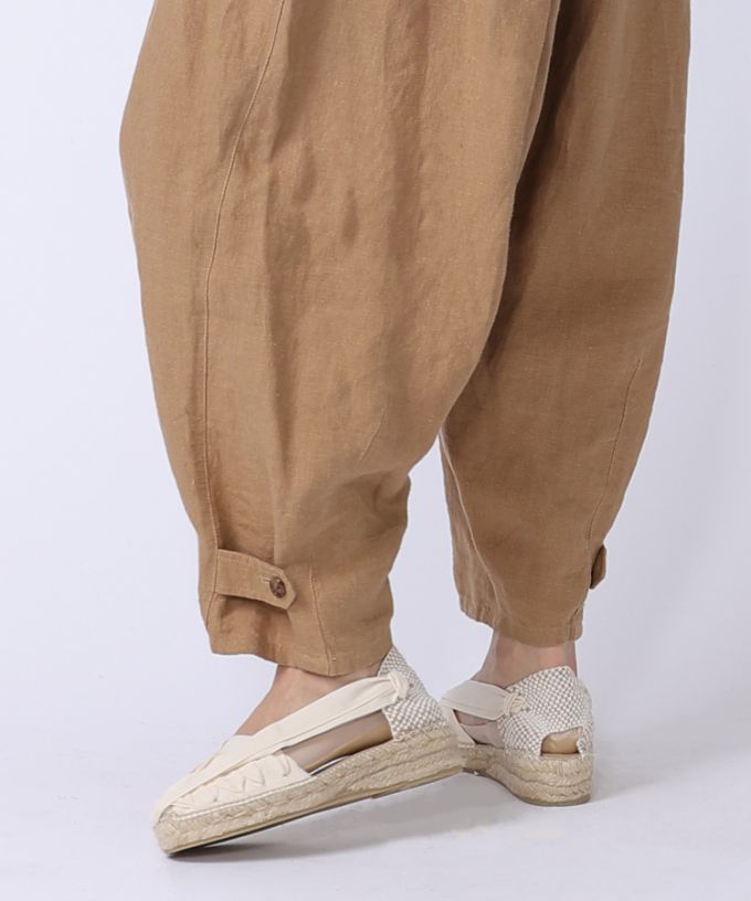 イズパンツ・D　裾ボタンのテーパードリネンパンツ