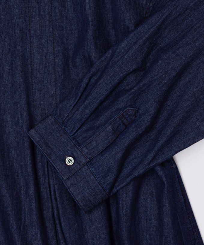 アニードレス・Ｃ　5オンスデニムのタック入りドレス