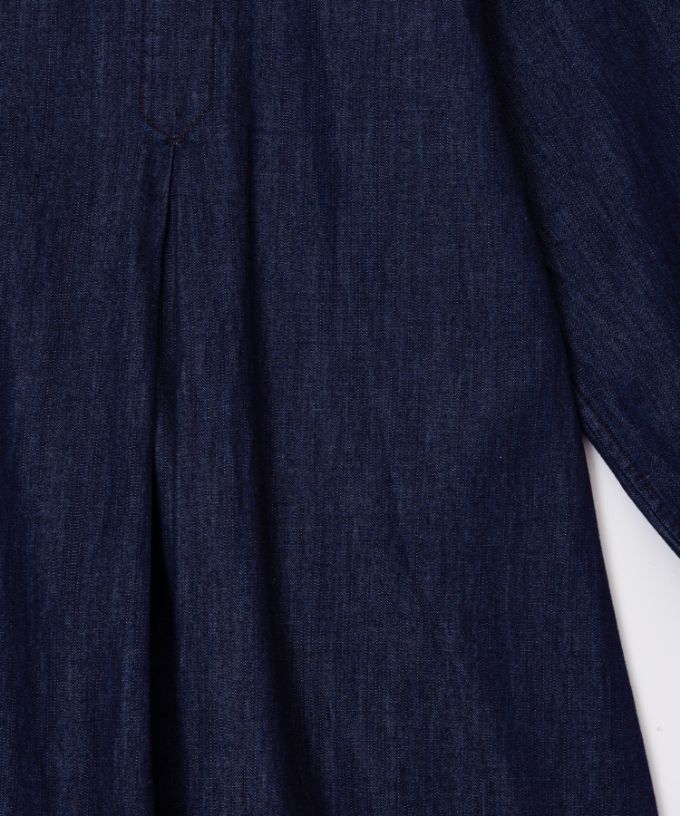 アニードレス・Ｃ　5オンスデニムのタック入りドレス