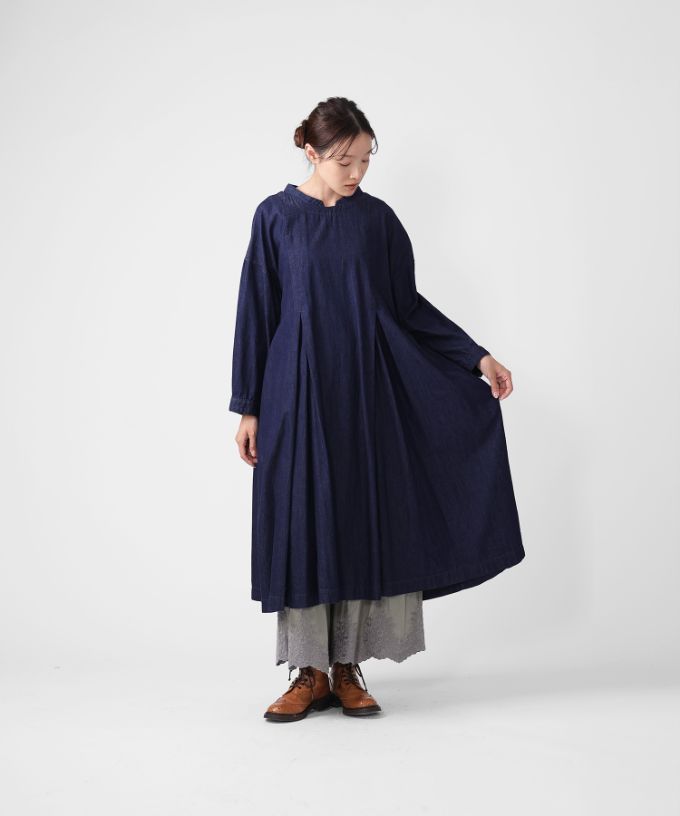 アニードレス・Ｃ　5オンスデニムのタック入りドレス