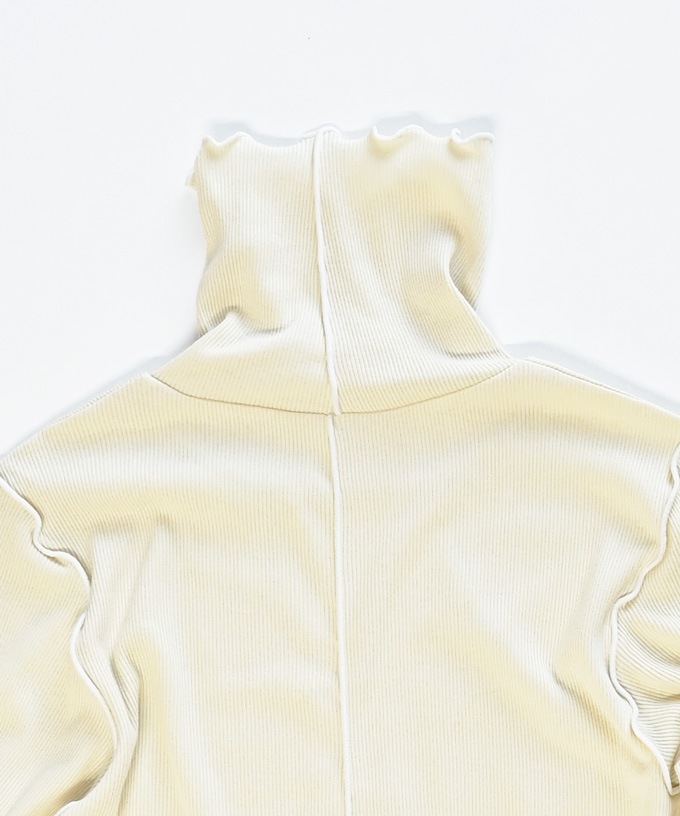 メリダタートル・Ｄ　メロー仕上げの柔らかなタートルネック