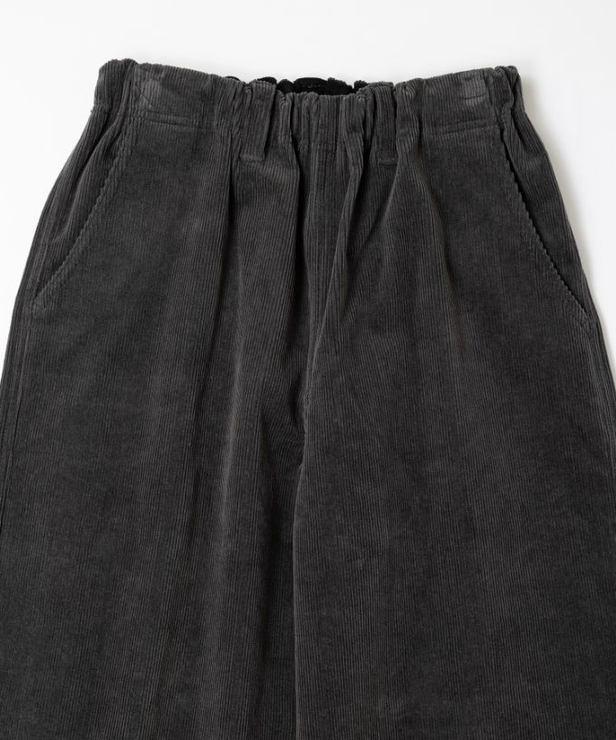 ベルパンツ・F　細コーデュロイ素材のワイドパンツ　