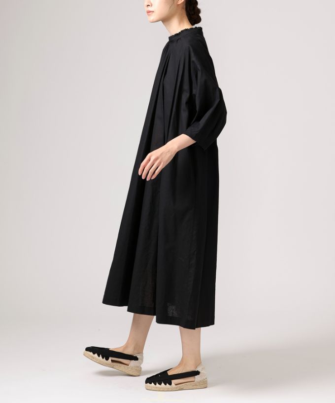 サンドレス　スタンド襟フリルの綿麻ドレス