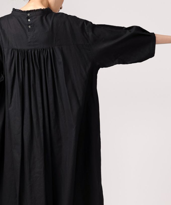 サンドレス　スタンド襟フリルの綿麻ドレス