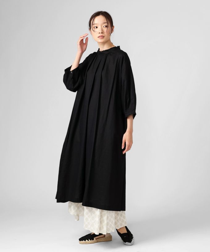 サンドレス　スタンド襟フリルの綿麻ドレス