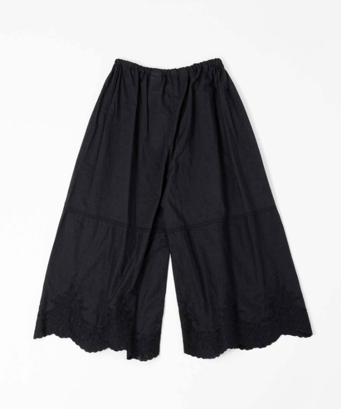 ペチパルセミ・V　カットワーク刺繍レースのレイヤードぺチパンツ　ショート丈