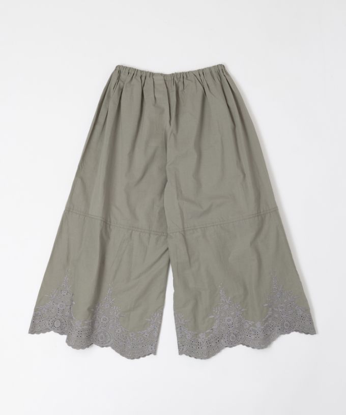 ペチパルセミ・V　カットワーク刺繍レースのレイヤードぺチパンツ　ショート丈