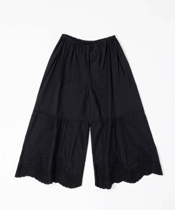 ペチパルセミ・V　カットワーク刺繍レースのレイヤードぺチパンツ　ショート丈