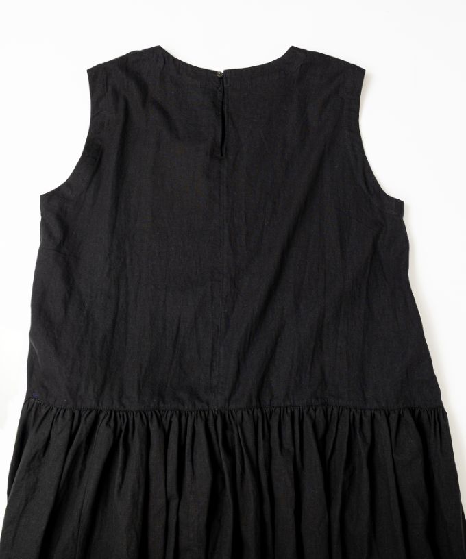 スーザン・B　刺繍をプラスした綿麻ギャザードレス