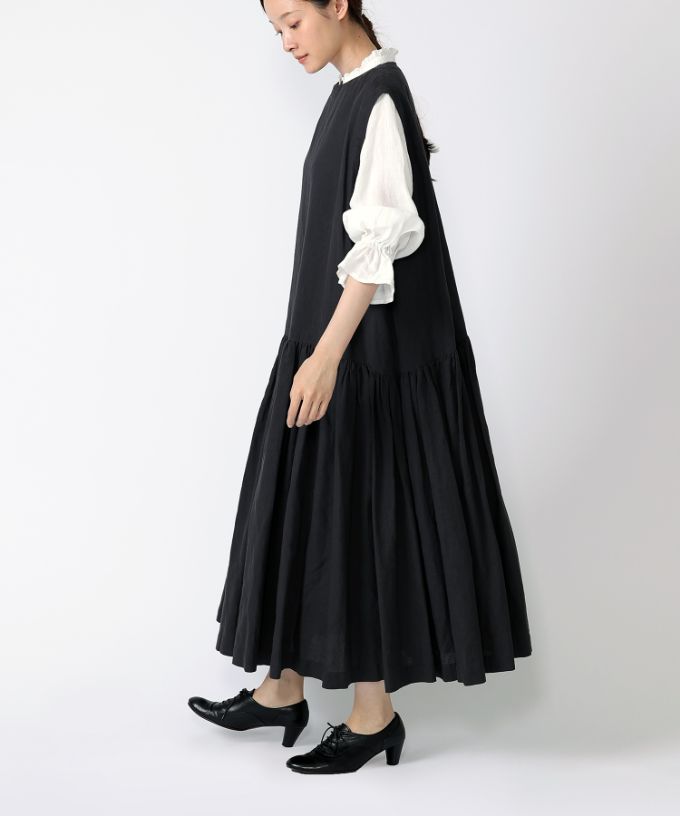 スーザン・B　刺繍をプラスした綿麻ギャザードレス