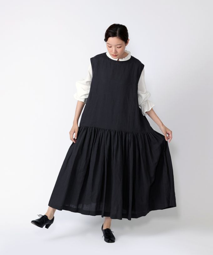 スーザン・B　刺繍をプラスした綿麻ギャザードレス