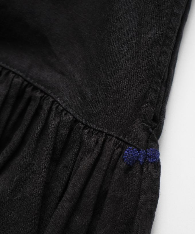 スーザン・B　刺繍をプラスした綿麻ギャザードレス