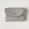 【nest 別注カラー・ラスト1点】STUDIO LA CAUSE シュリンクレザー 内縫いフラップ カード&コインケース/ミニ財布 ライトグレー 日本製|STUDIO LA CAUSE|生活雑貨