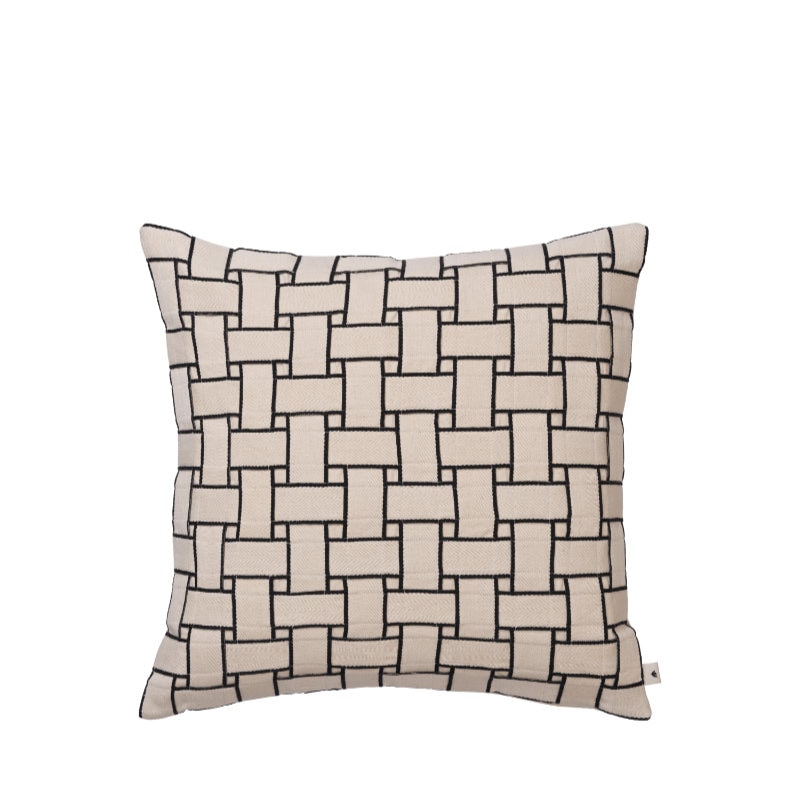 Ferm Living テープで織られたラティスクッション オフホワイト／ブラック 50x50cm フェザー＋ダウン中材入り Lattice ファームリビング 北欧 デンマーク 日本正規販売店品