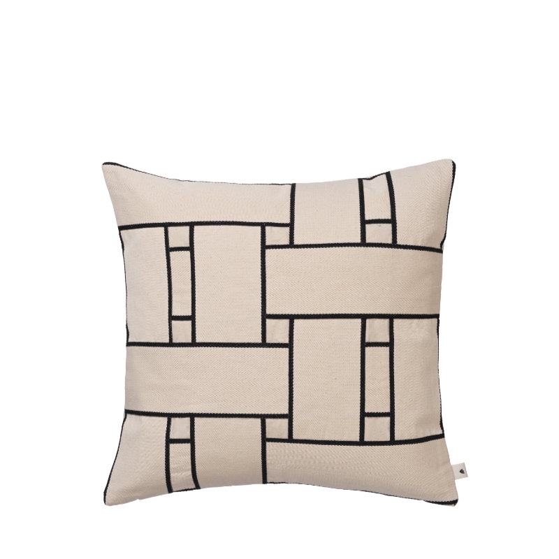 Ferm Living テープで織られたラティスクッション 幅広 オフホワイト／ブラック 50x50cm フェザー＋ダウン中材入り Lattice ファームリビング 北欧 デンマーク 日本正規販売店品