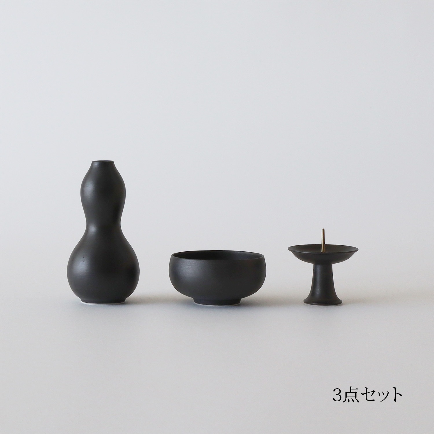 磁今 回 刷毛墨 三具足