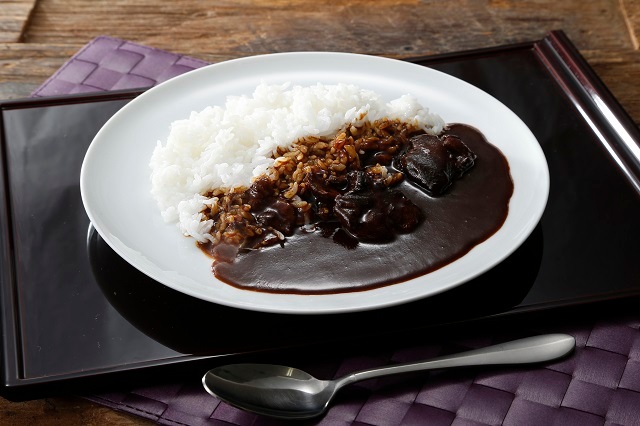 玉ねぎと鶏もも肉の黒カレー