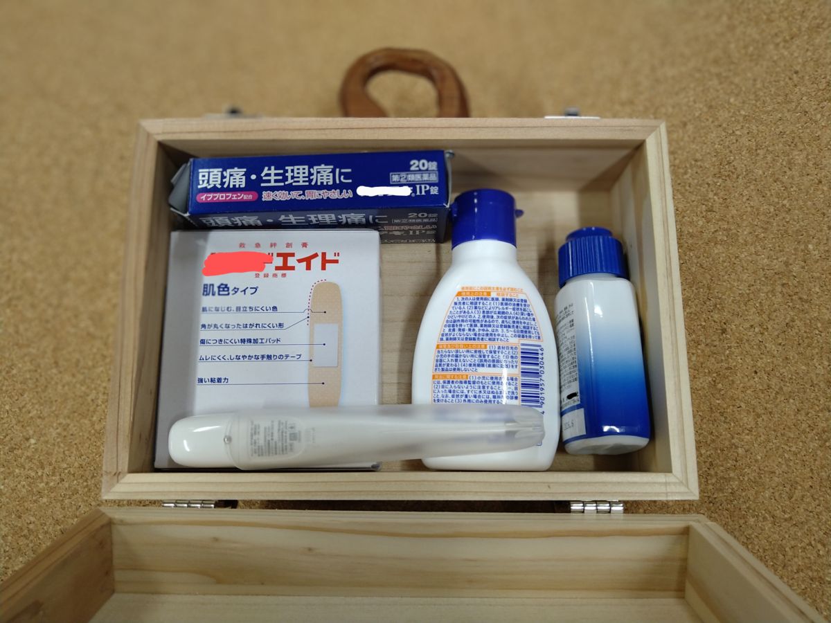 手元に置いておきたい<br>そんなお薬を収納できるサイズです。<br>
素材が軽く、持ち運びに便利です