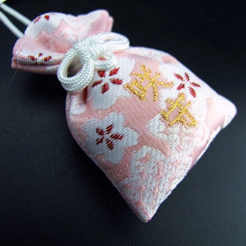 桜香る 開運咲き守り 巾着タイプ（紐つき）｜白崎八幡宮