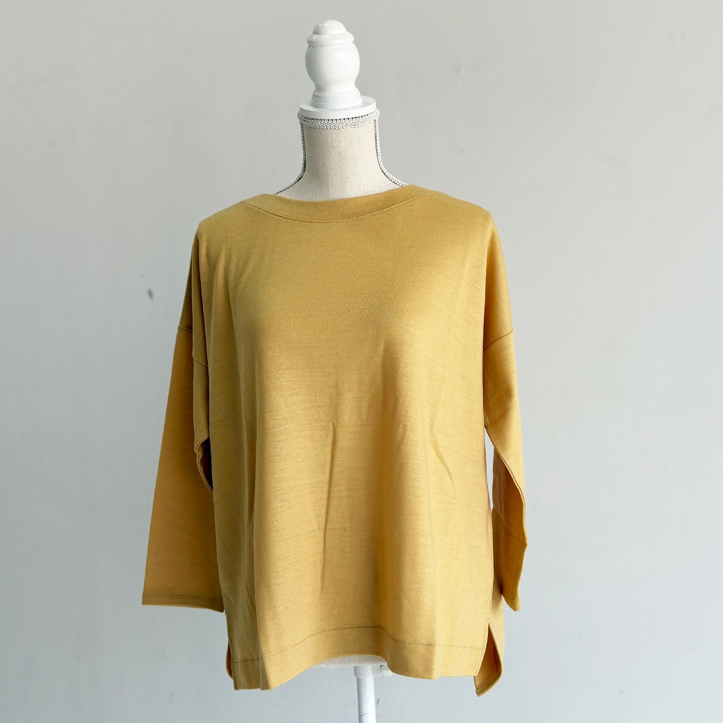 ウォッシャブルウール＿ボートネック　スクエアシルエット裾スリットプルオーバー