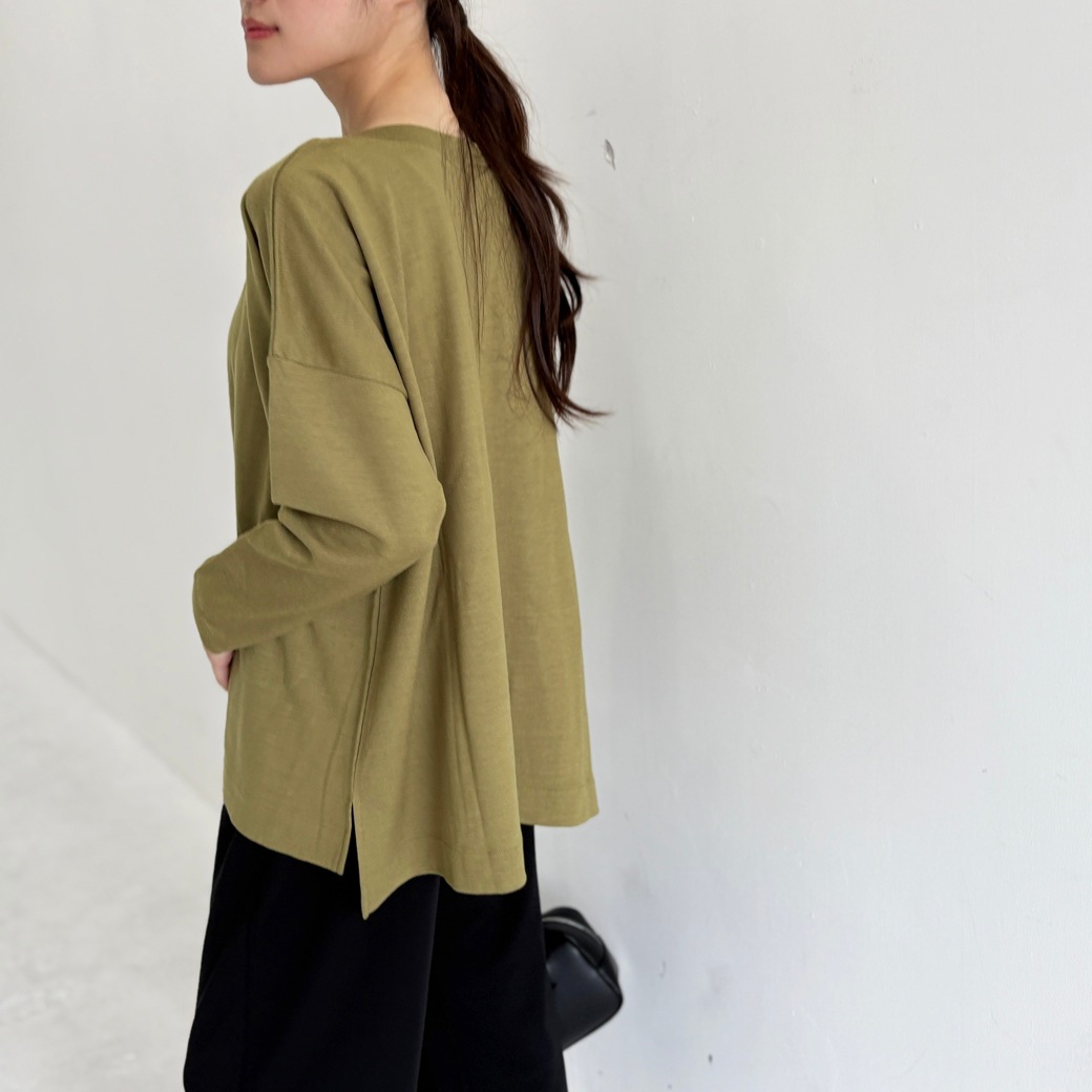 ウォッシャブルウール＿ボートネック　スクエアシルエット裾スリットプルオーバー