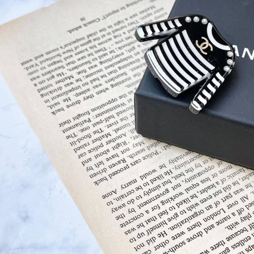 CHANEL シャネル ブローチ 洋服モチーフ レジン フェイクパール ブラック ホワイト  A18C