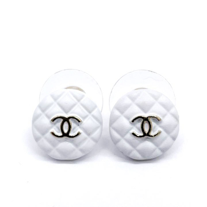 CHANEL シャネル ラウンドピアス マトラッセ ココマーク レジン/真鍮 ホワイト ゴールド A19C