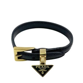 PRADA プラダ サフィアーノレザー ブレスレット Mサイズ 三角プレート付き ブラック/ゴールド金具 1IB351