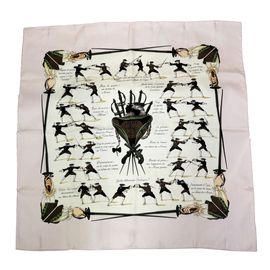 HERMES エルメス スカーフ カレ90 『TRAITE' DE ARMES(フェンシング柄)』 シルク ホワイト/ライトピンク系
