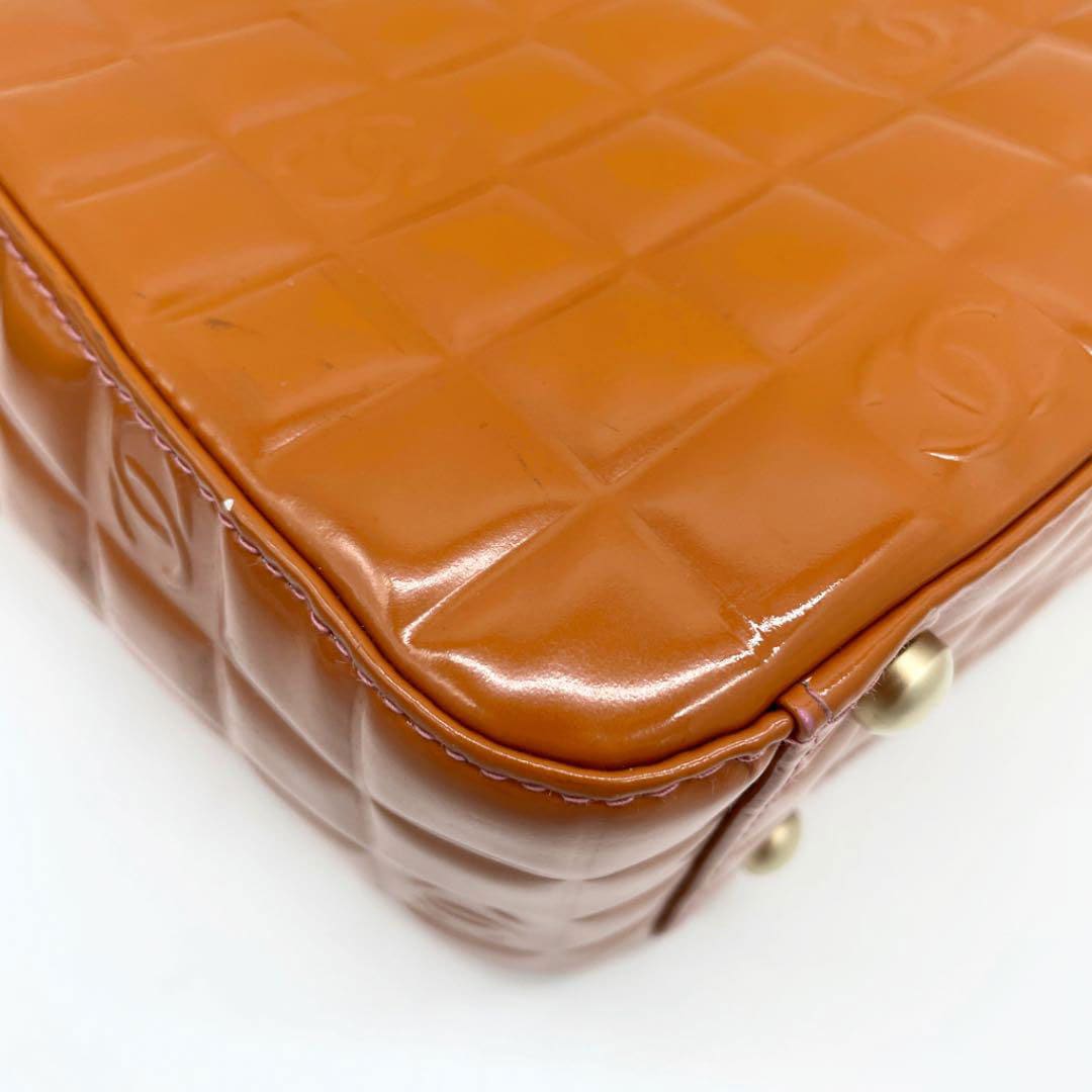 【シャネル】7番台 ココマーク チョコバー ハンドバッグ エナメル ベージュ シャネル】7番台 ココマーク チョコバー ハンドバッグ エナメル
