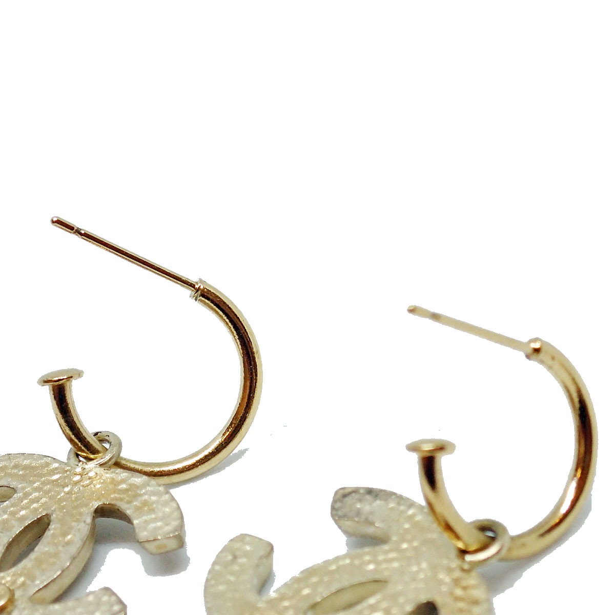 シャネル ピアス ココマーク マトラッセ ゴールド □シャネル□ スウィングピアス ココマーク ゴールド ラメ 05A