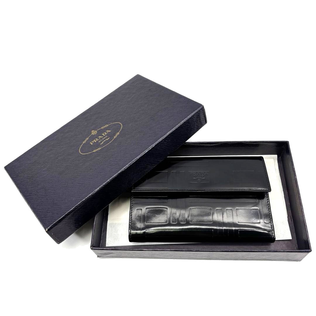 後*結様 PRADA ブラックレザー 三つ折り財布 PRADA プラダ 三つ折り財布 レザー ブラック×ワインレッド
