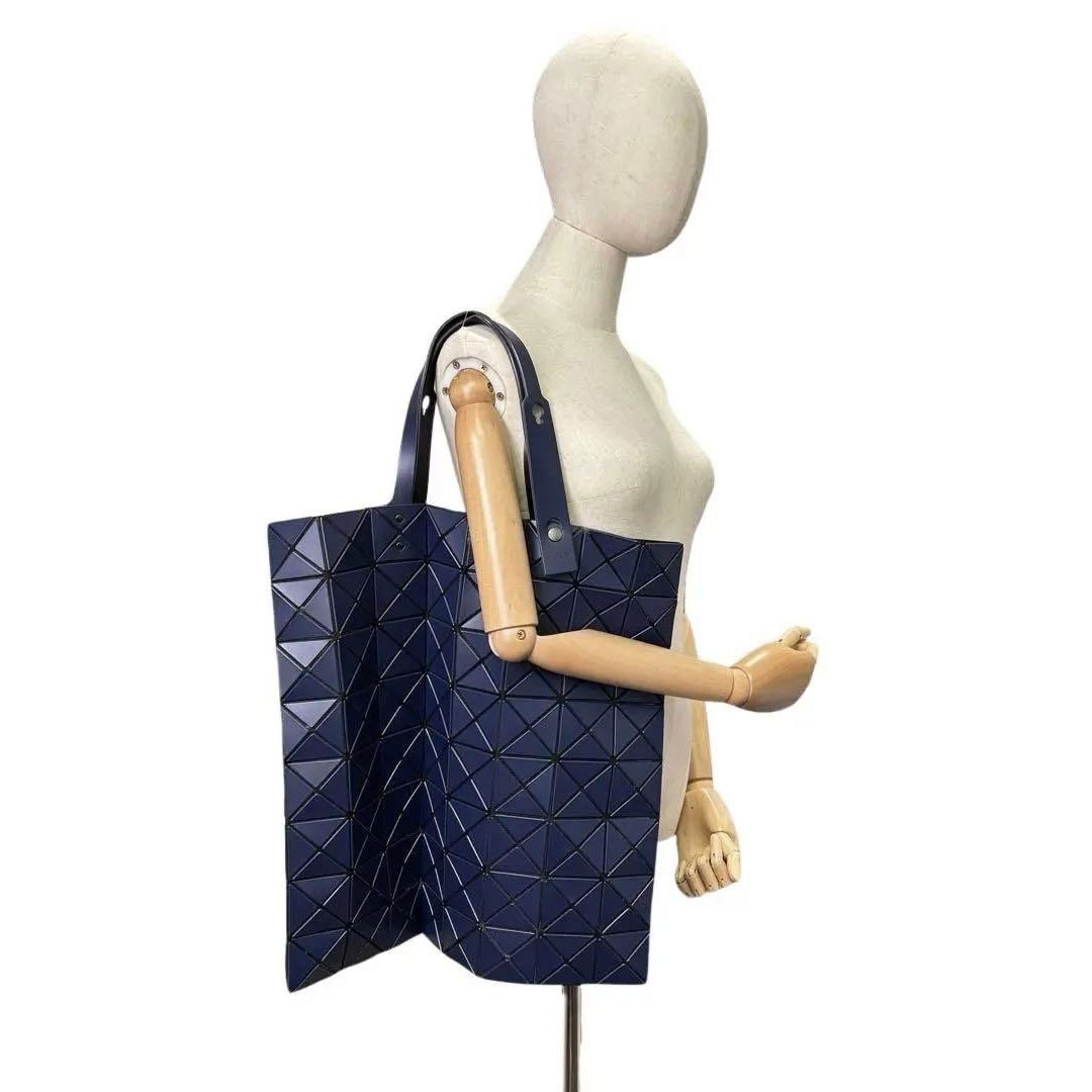 ISSEY MIYAKE BAOBAO イッセイミヤケ バオバオ ルーセントマット トートバッグ 8×8 ネイビー系 BB93-AG672